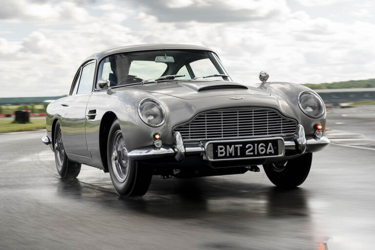 continuation programme aston martin db5 on a wet road